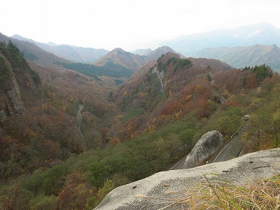 中腹から村山盆地を見下ろす2011紅葉の時期の崖っぷちの図
