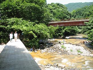 名取川で川遊びを楽しむ人々