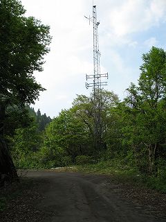 無線鉄塔とヘアピンカーブ