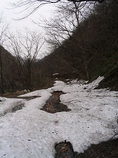 旧道の残雪