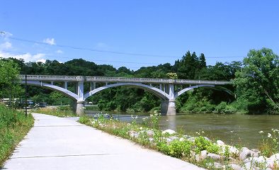 最上川河川敷から見る旧最上橋
